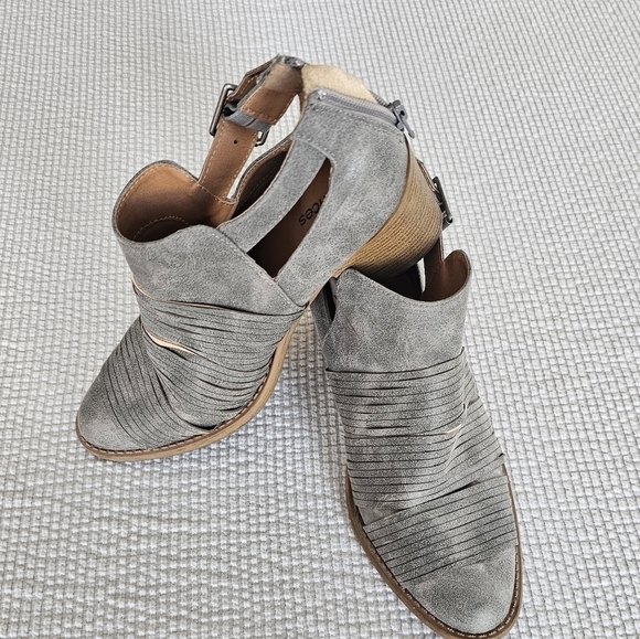 Maurices Gray ankle boots side buckle Size 8 - Picture 6 of 10